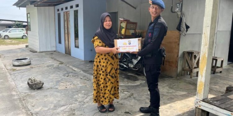 Brimob Kaltim Bagikan Sembako di Balikpapan Setiap Jumat