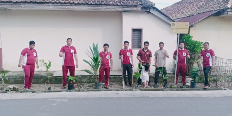Polda Sumsel Laksanakan Penghijauan di Asrama Polisi