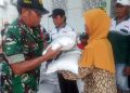 TNI-Polri Dampingi Penyaluran Bantuan Pangan di Lumajang
