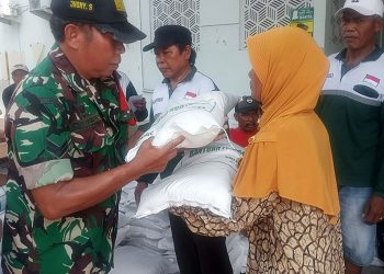 TNI-Polri Dampingi Penyaluran Bantuan Pangan di Lumajang