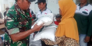 TNI-Polri Dampingi Penyaluran Bantuan Pangan di Lumajang