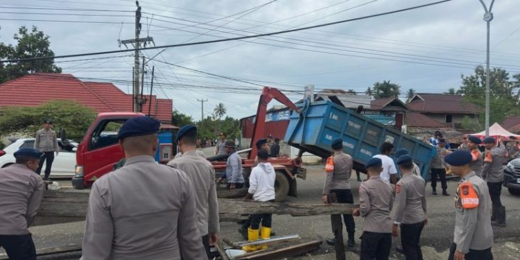 Brimob Tingkatkan Upaya Pembersihan Pascabanjir di Morowali