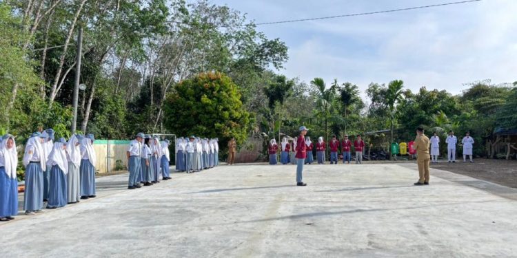 SMA Negeri 2 Juai Adakan Upacara Bersama Kepala DPLH Balangan untuk Dukung Program Adiwiyata