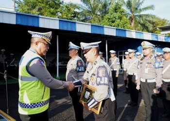 Korlantas Polri Anugerahkan Penghargaan kepada Anggota PJR Cikampek Berprestasi