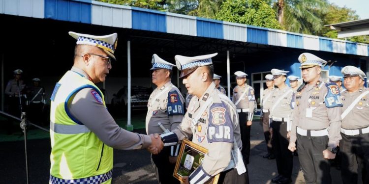 Korlantas Polri Anugerahkan Penghargaan kepada Anggota PJR Cikampek Berprestasi