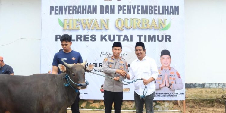 Kapolres Kutai Timur Berikan Hewan Kurban kepada Organisasi Pers