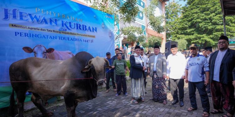 Menteri ATR/BPN Nusron Wahid Serahkan Hewan Kurban di Ponpes Darunnajah
