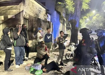 Brimob Polda Metro Jaya Bantu Evakuasi Pengemudi Ojol yang Kelelahan di Jatinegara