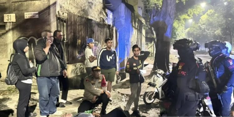 Brimob Polda Metro Jaya Bantu Evakuasi Pengemudi Ojol yang Kelelahan di Jatinegara