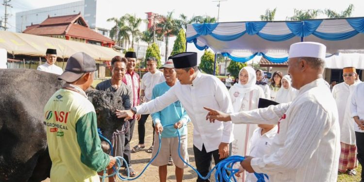 Polda Jateng Distribusikan Ribuan Paket Daging Kurban kepada Masyarakat