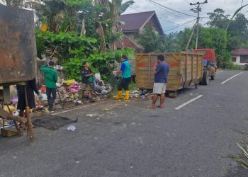DLH Katingan Tindaklanjuti Laporan Warga, Bersihkan Sampah di TPS Kasongan