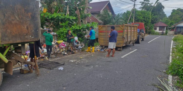 DLH Katingan Tindaklanjuti Laporan Warga, Bersihkan Sampah di TPS Kasongan