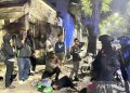 Brimob Polda Metro Jaya Bantu Evakuasi Pengemudi Ojol yang Kelelahan di Jatinegara