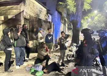 Brimob Polda Metro Jaya Bantu Evakuasi Pengemudi Ojol yang Kelelahan di Jatinegara