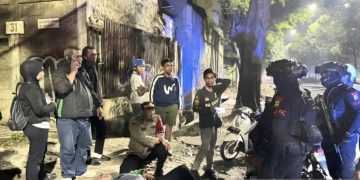 Brimob Polda Metro Jaya Bantu Evakuasi Pengemudi Ojol yang Kelelahan di Jatinegara