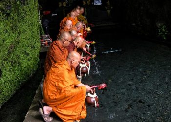 Ritual Air Berkah di Umbul Jumprit Lengkapi Perayaan Waisak 2570 BE
