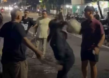 Keributan terjadi di Jalan HOS Cokroaminoto, Yogyakarta, Sabtu (16/5/2026) dini hari. Insiden yang sempat viral di media sosial tersebut kini tengah dalam penyelidikan aparat kepolisian.