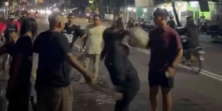 Keributan terjadi di Jalan HOS Cokroaminoto, Yogyakarta, Sabtu (16/5/2026) dini hari. Insiden yang sempat viral di media sosial tersebut kini tengah dalam penyelidikan aparat kepolisian.