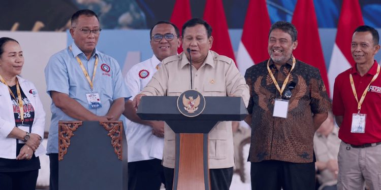 Di Hadapan Ribuan Buruh di Monas, Prabowo Bertanya: MBG Bermanfaat atau Tidak?