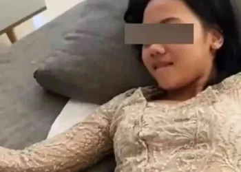 video perempuan kebaya merah dan hijau, kini jagat maya kembali digemparkan dengan video panas kebaya cokelat muda
