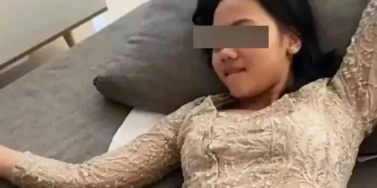 video perempuan kebaya merah dan hijau, kini jagat maya kembali digemparkan dengan video panas kebaya cokelat muda