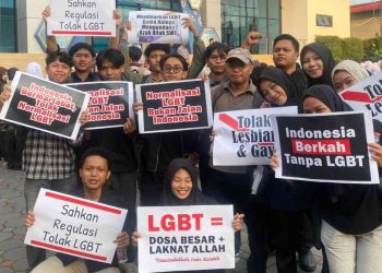 Civitas Akademika Universitas Alma Ata menggelar orasi dan menyampaikan pernyataan sikap terkait LGBT di Student Creativity Park Universitas Alma Ata, Rabu (24/6/2026). Kegiatan yang dipimpin langsung oleh Rektor Universitas Alma Ata, Prof. dr. H. Hamam Hadi, MS., Sc.D., Sp.GK tersebut diikuti dosen, tenaga kependidikan, dan mahasiswa setelah pelaksanaan Salat Asar berjamaah di Masjid Darul Muttaqin Universitas Alma Ata.