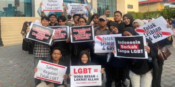 Civitas Akademika Universitas Alma Ata menggelar orasi dan menyampaikan pernyataan sikap terkait LGBT di Student Creativity Park Universitas Alma Ata, Rabu (24/6/2026). Kegiatan yang dipimpin langsung oleh Rektor Universitas Alma Ata, Prof. dr. H. Hamam Hadi, MS., Sc.D., Sp.GK tersebut diikuti dosen, tenaga kependidikan, dan mahasiswa setelah pelaksanaan Salat Asar berjamaah di Masjid Darul Muttaqin Universitas Alma Ata.