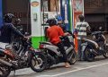 Foto Pengendara sedang antri isi BBM