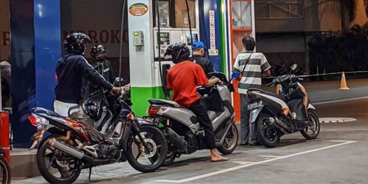 Foto Pengendara sedang antri isi BBM