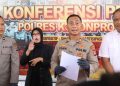 Jajaran Polres Kulon Progo saat menggelar konferensi pers terkait pengungkapan kasus dugaan tindak pidana penggelapan yang menimpa tiga pelajar perempuan di wilayah Pengasih, Kulon Progo. Dalam kasus tersebut, polisi berhasil mengamankan seorang pria berinisial AW (32) yang diduga membawa kabur tiga unit telepon genggam milik korban dengan modus menawarkan pemasangan aplikasi pengecekan keamanan ponsel
