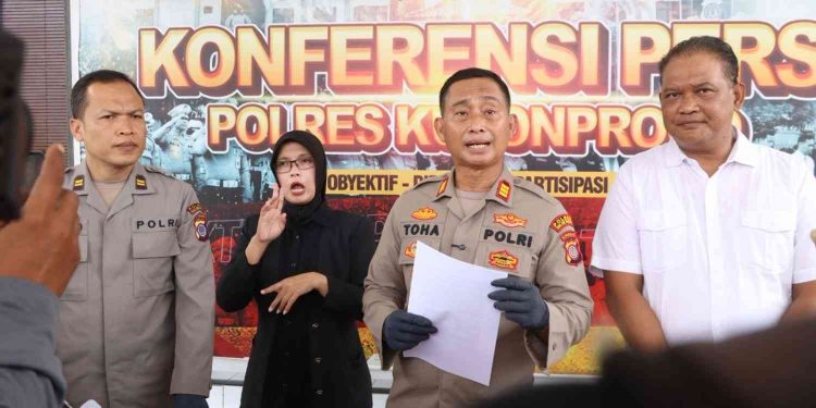 Jajaran Polres Kulon Progo saat menggelar konferensi pers terkait pengungkapan kasus dugaan tindak pidana penggelapan yang menimpa tiga pelajar perempuan di wilayah Pengasih, Kulon Progo. Dalam kasus tersebut, polisi berhasil mengamankan seorang pria berinisial AW (32) yang diduga membawa kabur tiga unit telepon genggam milik korban dengan modus menawarkan pemasangan aplikasi pengecekan keamanan ponsel