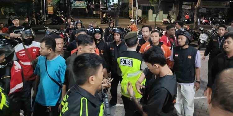 Kasus penganiayaan terhadap driver ojol di Jalan Menteri Supeno, Umbulharjo, Yogyakarta, berawal dari kesalahpahaman di jalan raya. Polisi mengungkap dua terduga pelaku yang diamankan sebelumnya diduga telah mengonsumsi minuman beralkohol.