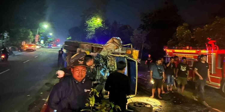 Kondisi Mitsubishi Dump Truck dan Mitsubishi Truck Box yang terguling usai terlibat kecelakaan di tikungan Ngancar, Jalan Magelang Km 10, Sleman, Kamis (4/6/2026) dini hari. Dua pengemudi mengalami luka ringan dan mendapat perawatan di RSUD Sleman