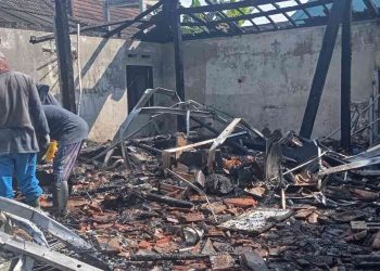 Kondisi rumah kontrakan di Ngaglik, Sleman, usai dilalap si jago merah, Sabtu (13/6/2026). Tidak ada korban jiwa dalam peristiwa yang diduga akibat korsleting listrik tersebut.