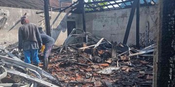 Kondisi rumah kontrakan di Ngaglik, Sleman, usai dilalap si jago merah, Sabtu (13/6/2026). Tidak ada korban jiwa dalam peristiwa yang diduga akibat korsleting listrik tersebut.