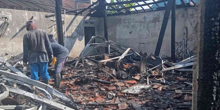 Kondisi rumah kontrakan di Ngaglik, Sleman, usai dilalap si jago merah, Sabtu (13/6/2026). Tidak ada korban jiwa dalam peristiwa yang diduga akibat korsleting listrik tersebut.