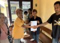 Korban dan terduga pelaku dugaan curanmor berjabat tangan usai menjalani mediasi Restorative Justice di Polsek Bambanglipuro, Bantul, Jumat (12/6/2026). Kedua pihak sepakat menyelesaikan perkara secara damai dengan tetap disertai kewajiban wajib lapor bagi terduga pelaku.