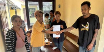 Korban dan terduga pelaku dugaan curanmor berjabat tangan usai menjalani mediasi Restorative Justice di Polsek Bambanglipuro, Bantul, Jumat (12/6/2026). Kedua pihak sepakat menyelesaikan perkara secara damai dengan tetap disertai kewajiban wajib lapor bagi terduga pelaku.