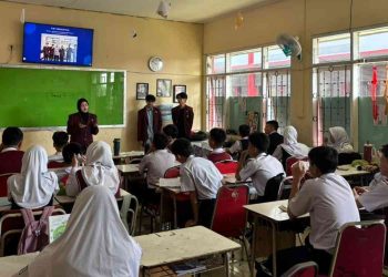 Mahasiswa Universitas Telkom Edukasi Internet Sehat untuk Siswa SMP, Bahas Hoaks hingga Cyberbullying