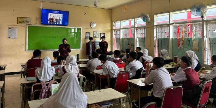 Mahasiswa Universitas Telkom Edukasi Internet Sehat untuk Siswa SMP, Bahas Hoaks hingga Cyberbullying