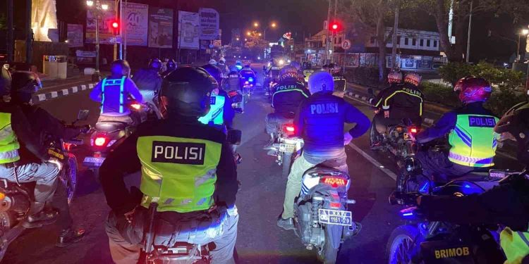 Caption Gambar: Personel Polres Bantul bersama Brimob melaksanakan patroli skala besar pada Minggu (7/6/2026) dini hari di sejumlah titik rawan di Kabupaten Bantul. Patroli yang dipimpin langsung Kapolres Bantul AKBP Bayu Puji Hariyanto tersebut dilakukan untuk mengantisipasi gangguan kamtibmas, seperti tawuran, balap liar, geng motor, dan tindak kriminalitas jalanan lainnya. Foto: Humas Polres Bantul.