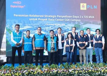 Perwakilan Digital Edge Indonesia dan PT PLN (Persero) berfoto bersama usai peresmian kolaborasi strategis penyediaan daya sebesar 2 x 725 MVA untuk proyek CGK Campus di Cikarang, Jawa Barat. Kerja sama ini menandai komitmen pasokan listrik sebesar 1,45 GW, yang menjadi kapasitas daya terbesar yang pernah diamankan untuk satu kampus pusat data di Indonesia guna mendukung pertumbuhan ekosistem digital, komputasi awan, dan kecerdasan buatan (AI).