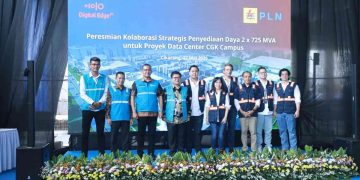 Perwakilan Digital Edge Indonesia dan PT PLN (Persero) berfoto bersama usai peresmian kolaborasi strategis penyediaan daya sebesar 2 x 725 MVA untuk proyek CGK Campus di Cikarang, Jawa Barat. Kerja sama ini menandai komitmen pasokan listrik sebesar 1,45 GW, yang menjadi kapasitas daya terbesar yang pernah diamankan untuk satu kampus pusat data di Indonesia guna mendukung pertumbuhan ekosistem digital, komputasi awan, dan kecerdasan buatan (AI).