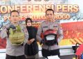 Petugas Polres Kulon Progo menunjukkan barang bukti hasil pengungkapan kasus dugaan pencurian yang dilakukan secara bersama-sama dan bersekutu di wilayah Bugel, Panjatan, Kulon Progo. Barang bukti yang diamankan di antaranya tabung gas LPG 3 kilogram, helm, senjata tajam, serta pompa air yang diduga menjadi sasaran pencurian.