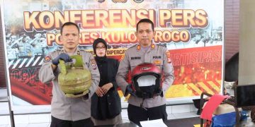 Petugas Polres Kulon Progo menunjukkan barang bukti hasil pengungkapan kasus dugaan pencurian yang dilakukan secara bersama-sama dan bersekutu di wilayah Bugel, Panjatan, Kulon Progo. Barang bukti yang diamankan di antaranya tabung gas LPG 3 kilogram, helm, senjata tajam, serta pompa air yang diduga menjadi sasaran pencurian.