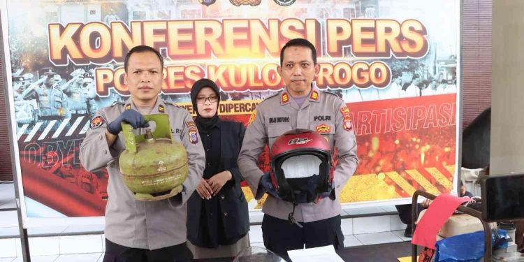 Petugas Polres Kulon Progo menunjukkan barang bukti hasil pengungkapan kasus dugaan pencurian yang dilakukan secara bersama-sama dan bersekutu di wilayah Bugel, Panjatan, Kulon Progo. Barang bukti yang diamankan di antaranya tabung gas LPG 3 kilogram, helm, senjata tajam, serta pompa air yang diduga menjadi sasaran pencurian.