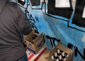 Petugas Polresta Sleman mengamankan 99 minuman beralkohol tanpa izin dari sebuah toko di Seyegan dalam operasi cipta kondisi, Kamis (11/6/2026) malam.