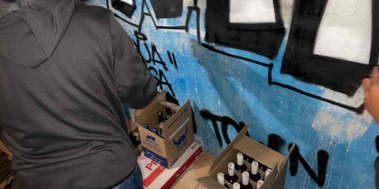 Petugas Polresta Sleman mengamankan 99 minuman beralkohol tanpa izin dari sebuah toko di Seyegan dalam operasi cipta kondisi, Kamis (11/6/2026) malam.