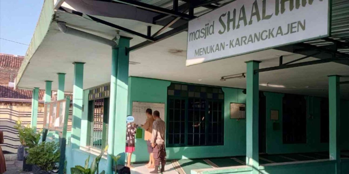 Petugas Polsek Mergangsan melakukan olah tempat kejadian perkara (TKP) dan pemeriksaan saksi di Masjid Shaalihiin, Karangkajen, Brontokusuman, Yogyakarta, Minggu (7/6/2026). Terduga pelaku pencurian kotak infak berhasil diamankan kurang dari dua jam setelah kejadian berkat laporan cepat warga melalui Call Center Polri 110 dan analisis rekaman CCTV.