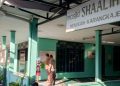 Petugas Polsek Mergangsan melakukan olah tempat kejadian perkara (TKP) dan pemeriksaan saksi di Masjid Shaalihiin, Karangkajen, Brontokusuman, Yogyakarta, Minggu (7/6/2026). Terduga pelaku pencurian kotak infak berhasil diamankan kurang dari dua jam setelah kejadian berkat laporan cepat warga melalui Call Center Polri 110 dan analisis rekaman CCTV.